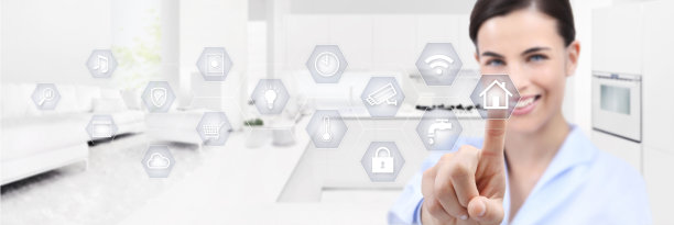 智能家居自动化微笑女人手触屏白色符号在室内房间背景网络横幅和复制空间模板图片下载