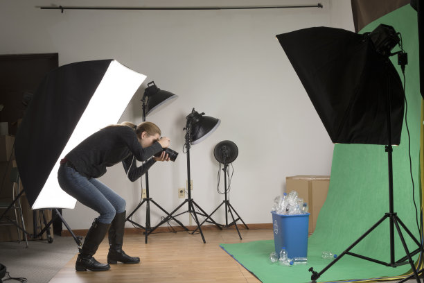 库存摄影师在工作室拍摄图片下载
