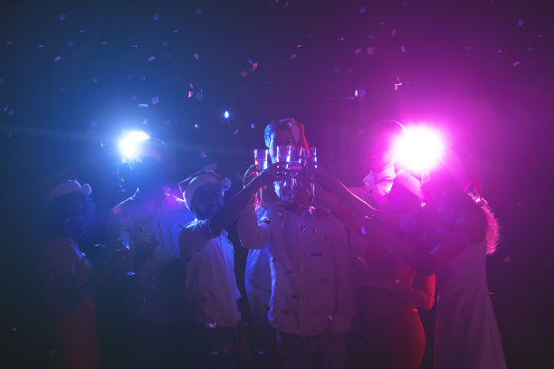 晚上一群年轻人喝着香槟庆祝新年图片下载