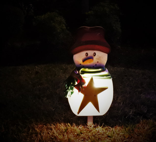 点燃雪人圣诞装饰-夜图片下载