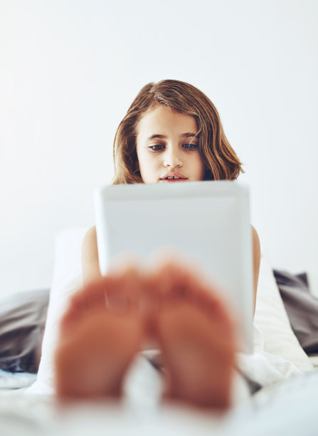 她会被款待几个小时素材图片