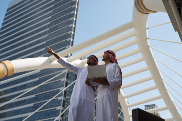 两位阿拉伯商人聚在一起工作图片下载