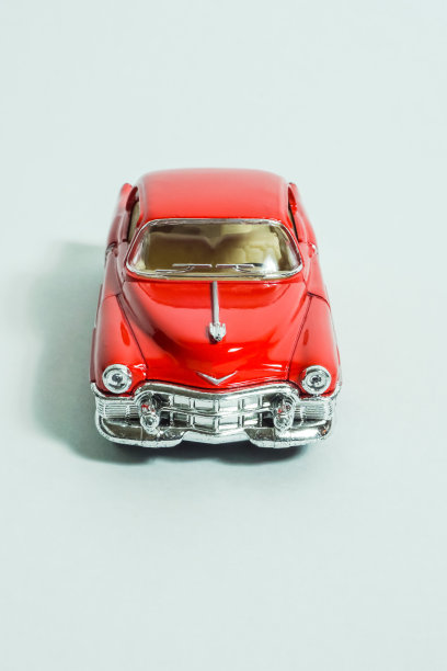 红色迷你老爷车。白色背景图片下载