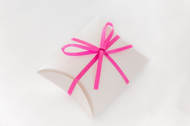 惊喜可爱的豪华礼品与环白色桌子图片下载