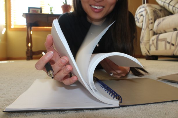 在笔记本上写字图片下载