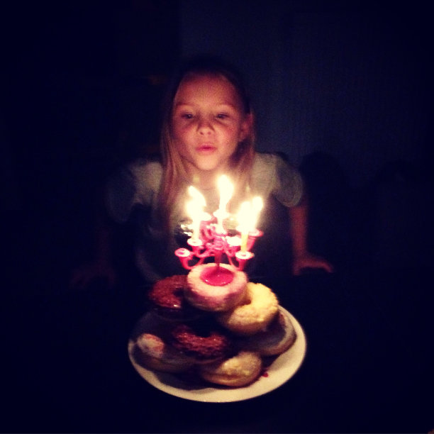 生日女孩吹灭了生日蛋糕上的六支蜡烛图片下载