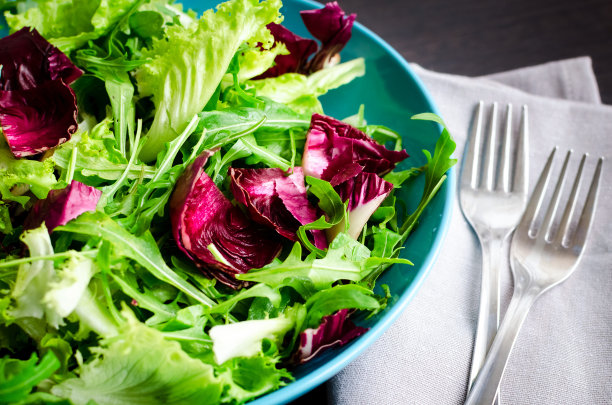 木桌上放着新鲜的夏季蔬菜沙拉图片下载