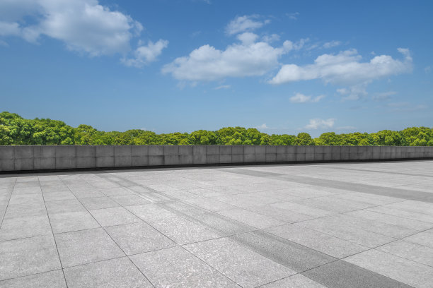 广场地板，蓝天下绿树图片下载
