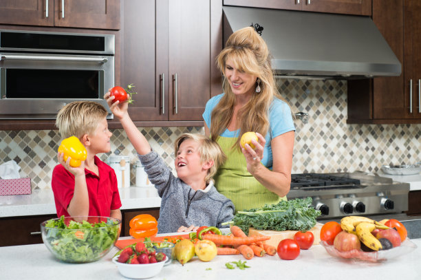 母亲和儿子在厨房里准备蔬菜图片下载