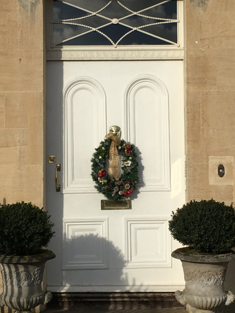 前门上挂着节日花环图片下载