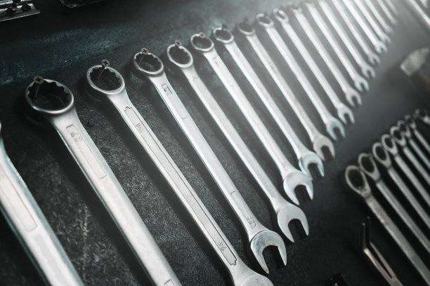 扳手排成一行。车库。图片下载