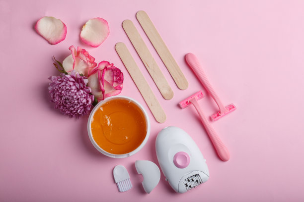 电动脱毛器，剃刀，蜡和刮刀。有几个花蕾。从以上观点。图片下载