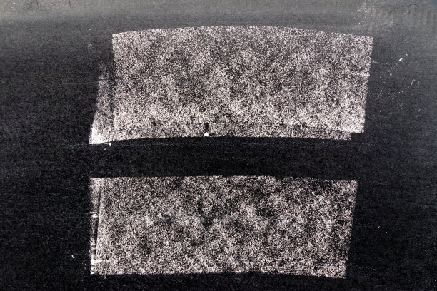 一套垃圾白色粉笔艺术刷在黑色板的方形线形状的背景。装饰设计元素图片下载