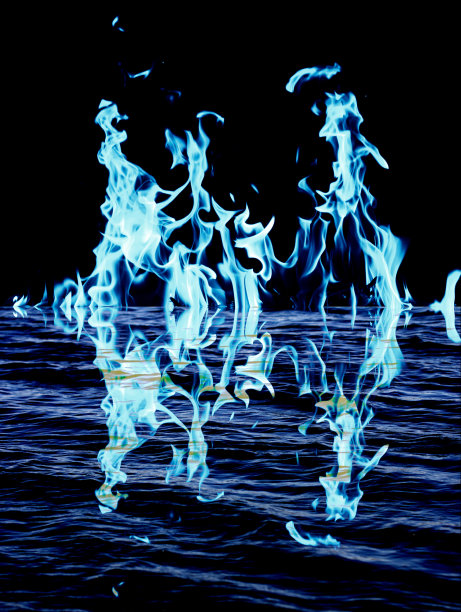 蓝色火焰火焰与水反射图片下载