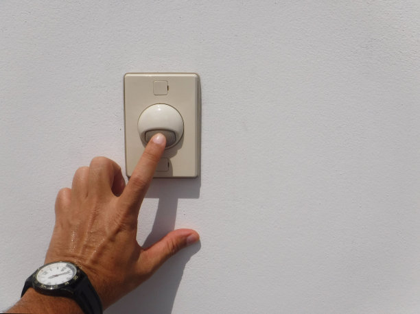 男人用手推门铃素材图片