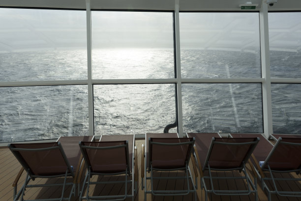 在海上巡航。图片下载