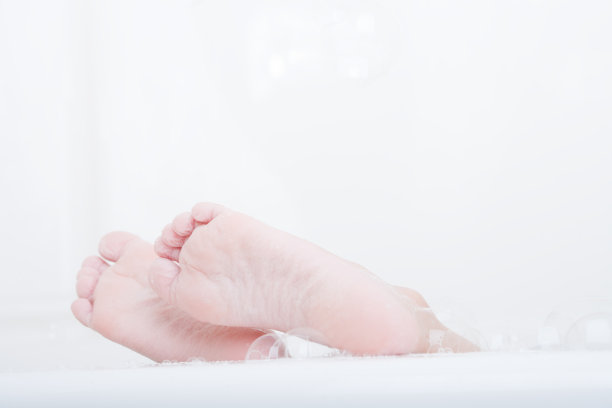 小男孩在浴缸里脚图片下载