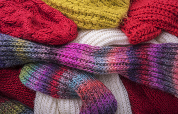 温暖的冬天的衣服。帽子和围巾。图片下载