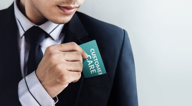 顾客服务的概念，商人在他的口袋里小心地丢弃“顾客关怀”卡片图片下载