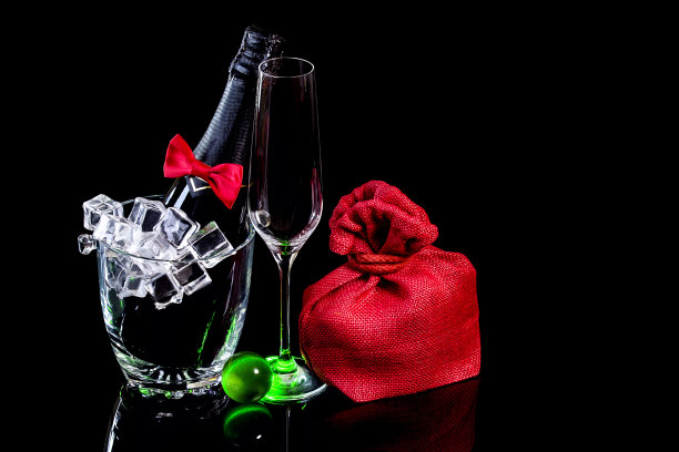 冰桶装香槟和酒杯，袋子装礼物图片下载