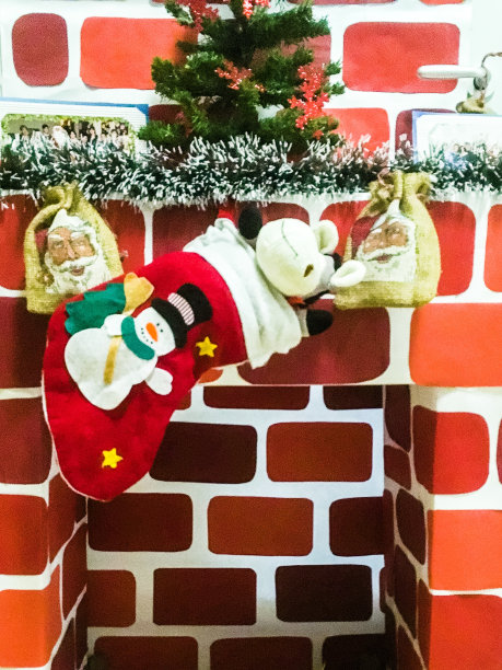 有袜子和雪人的圣诞壁炉图片下载