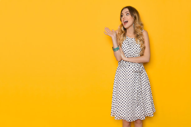 惊讶的年轻女子一边喊一边看别处图片下载