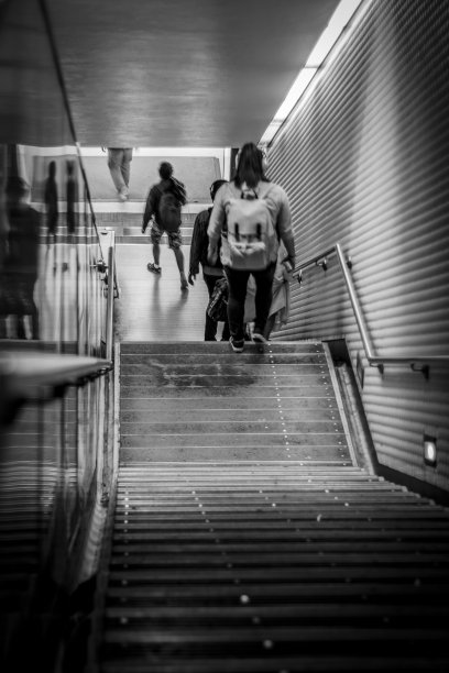 人们进入地铁站图片下载