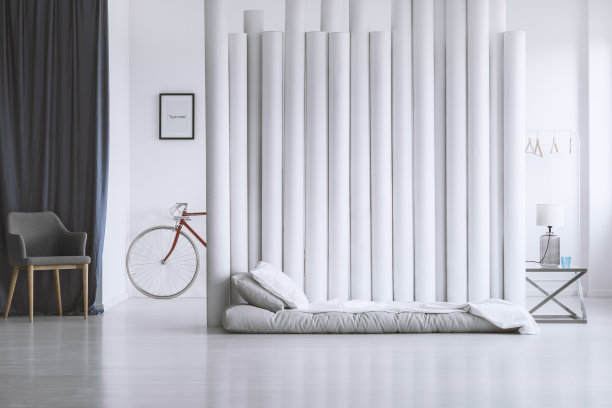 宽敞的卧室，灰色的床垫素材图片