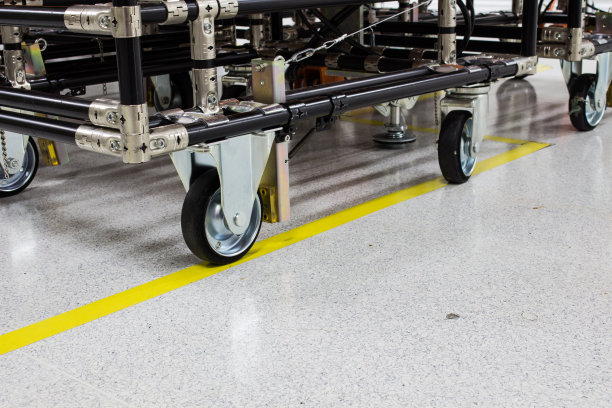 电子生产中工业车的橡胶轮。图片下载