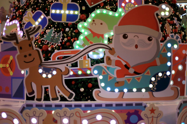 圣诞老人和驯鹿用圣诞树和灯饰，作为节日背景，圣诞快乐和新年快乐的概念，暗色调。图片下载