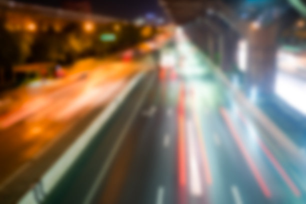 模糊背景中的夜市景色图片下载