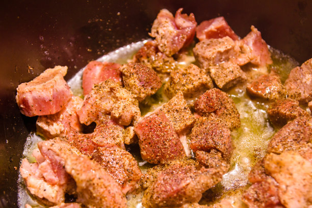 用慢炖锅煮猪肉图片下载