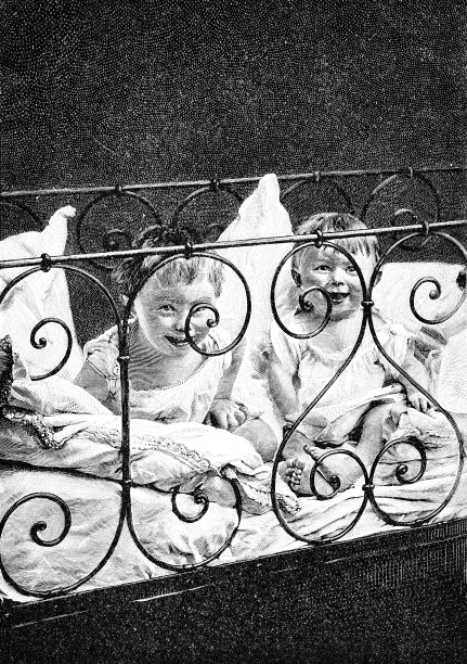 两个婴儿早上坐在床上，微笑着图片下载