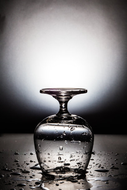 用水滴湿酒杯图片下载