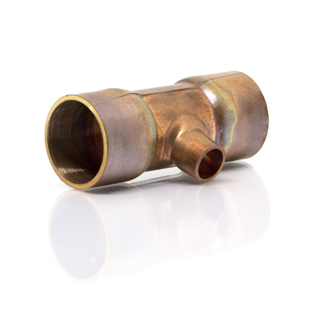 空调或制冷剂系统的t型接头连接管，用于设计空调或制冷剂系统的管道系统之前的喷焊或焊接。孤立的照片上的白色背景。图片下载