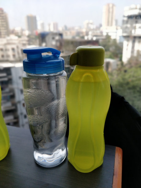 桌上的水瓶图片下载