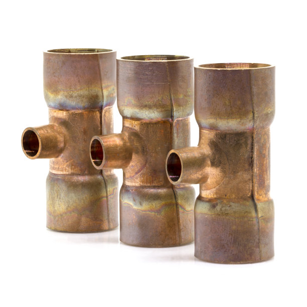 空调或制冷剂系统的t型接头连接管，用于设计空调或制冷剂系统的管道系统之前的喷焊或焊接。孤立的照片上的白色背景。图片下载