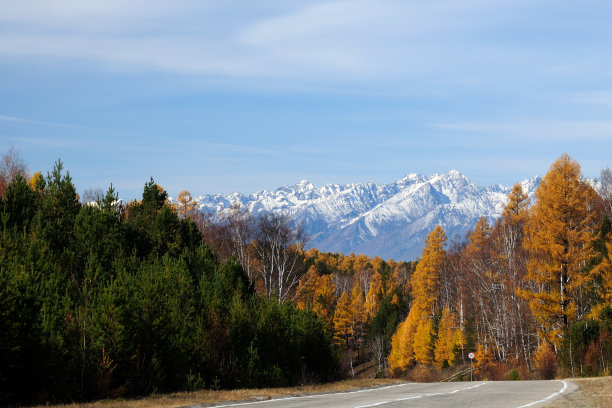湛蓝的天空覆盖着辽阔的草原、通卡山谷、白雪皑皑的高山、萨彦山。对照片进行了调色图片下载