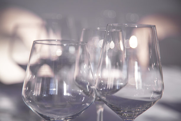 杯子放在桌子上图片下载