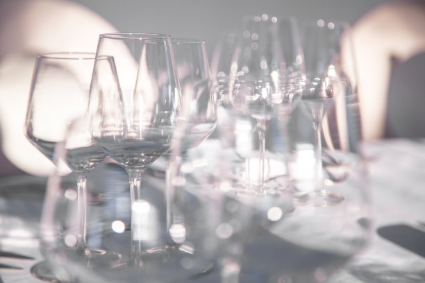 杯子放在桌子上图片下载