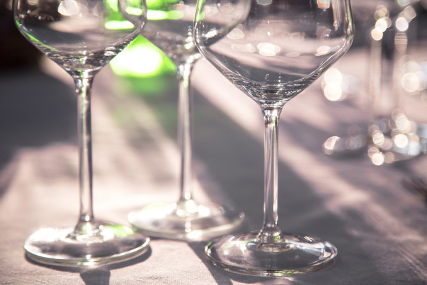 杯子放在桌子上图片下载