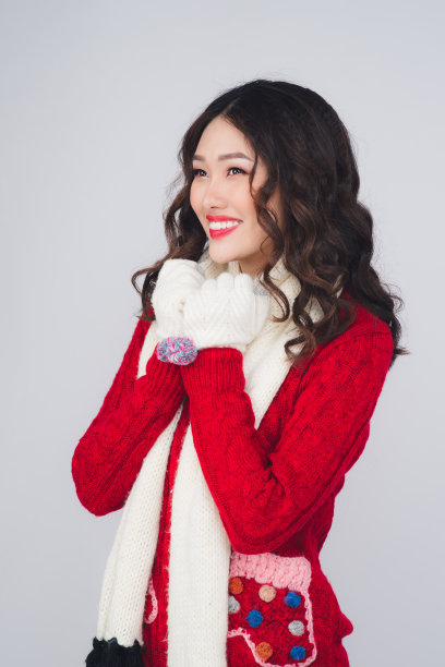 冬季亚洲女人的肖像在红色温暖的衣服。新年假期。图片下载