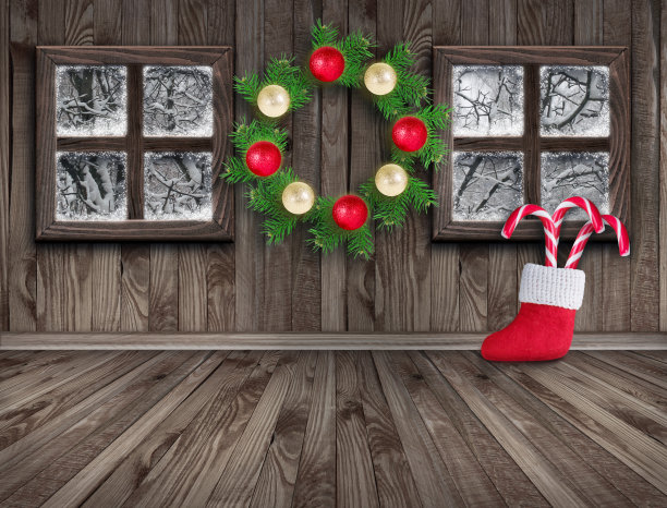 圣诞室内与圣诞老人的靴子，云杉花环和冬天的窗户在木墙背景。图片下载