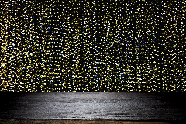 木桌上以散景抽象灯光为背景。图片下载