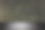 木桌上以散景抽象灯光为背景。图片下载
