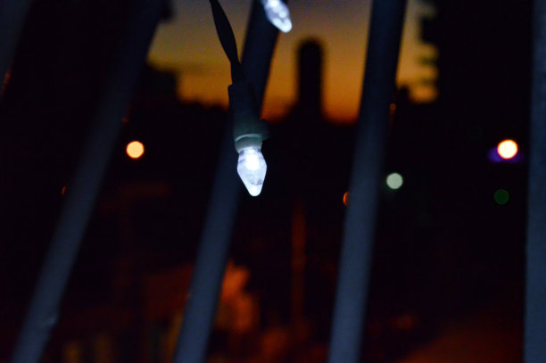 夜间照明灯泡特写图片下载