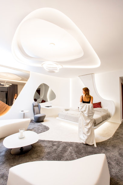 年轻女子在现代卧室里摆姿势图片下载