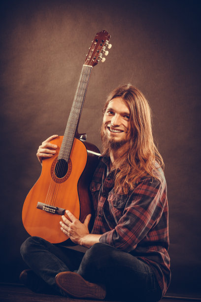 快乐的嬉皮士和吉他。图片下载