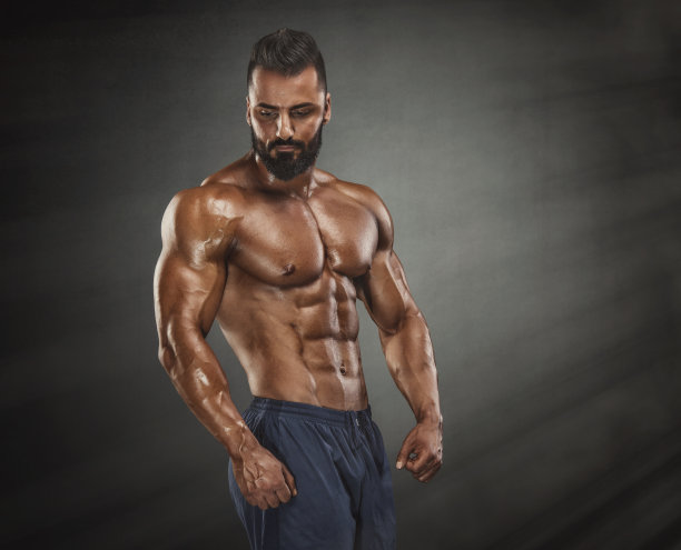 英俊的肌肉男伸缩肌肉图片下载