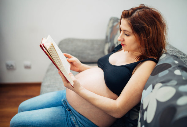 孕妇阅读书籍图片下载